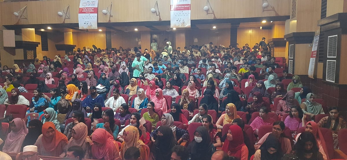 সংবর্ধনা অনুষ্ঠানে এসে উচ্ছ্বসিত কৃতী শিক্ষার্থীরা। আজ বৃহস্পতিবার সকালে শেরপুর জেলা শিল্পকলা একাডেমি মিলনায়তনে